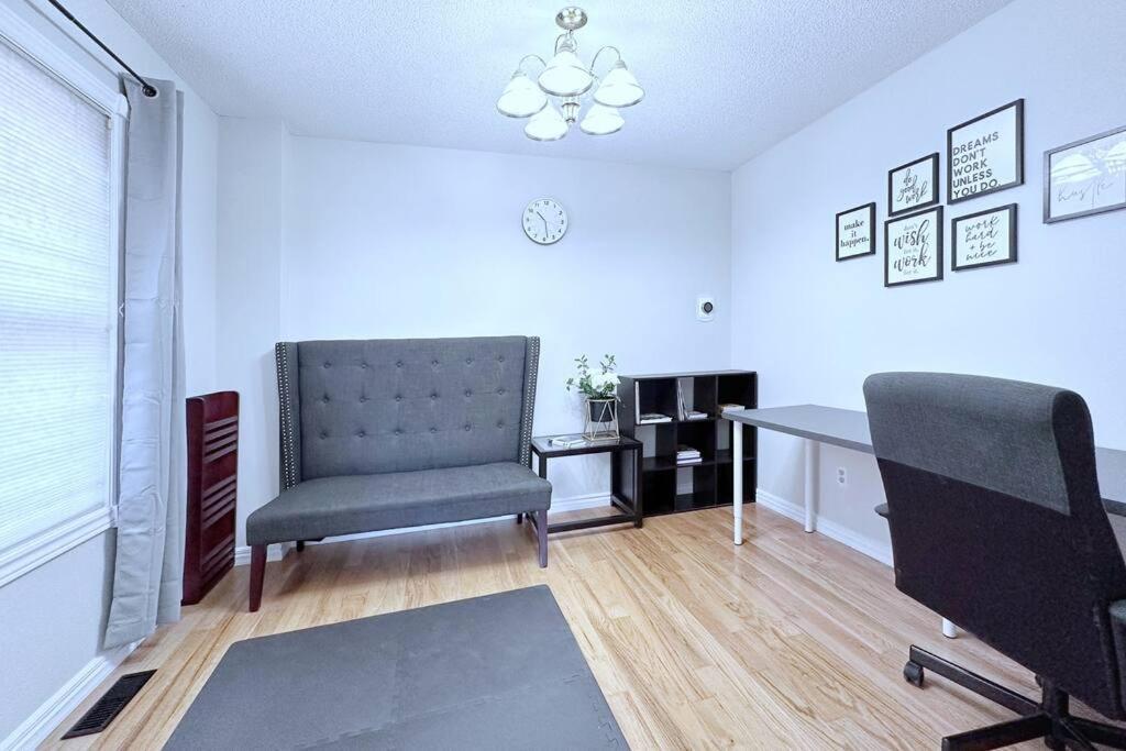 Neighborhood Friendly House In Barrie! Villa Dış mekan fotoğraf