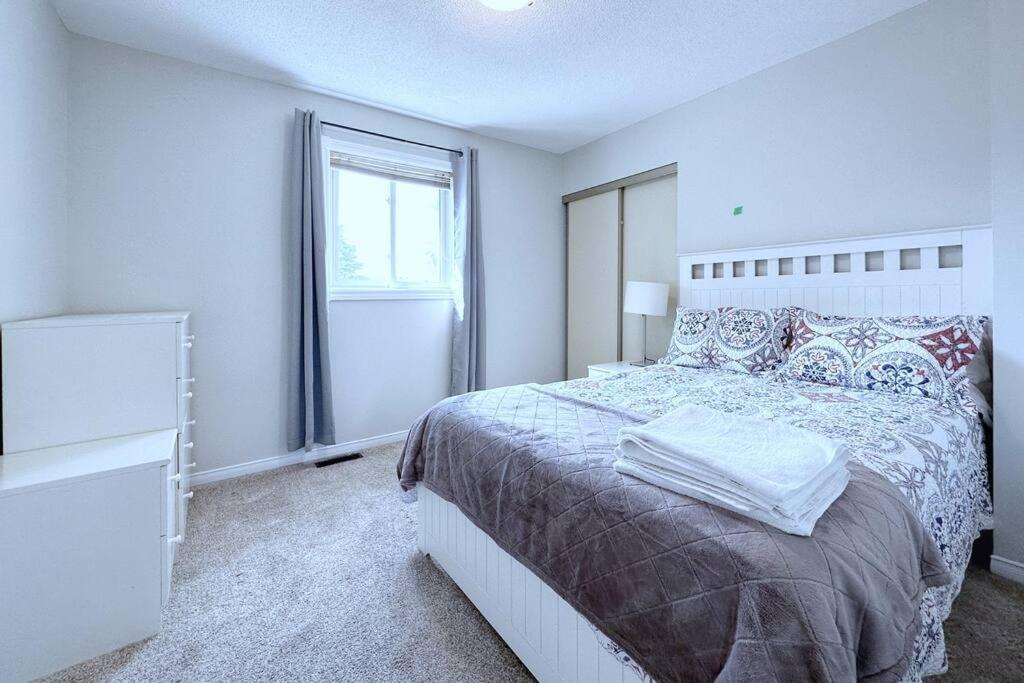 Neighborhood Friendly House In Barrie! Villa Dış mekan fotoğraf