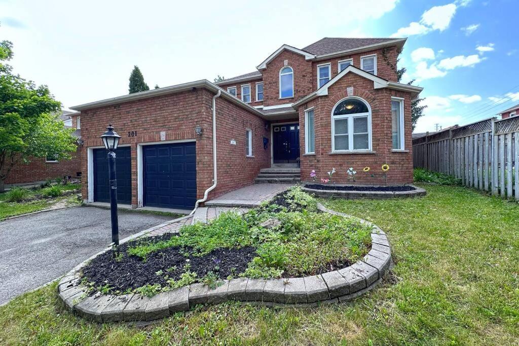 Neighborhood Friendly House In Barrie! Villa Dış mekan fotoğraf